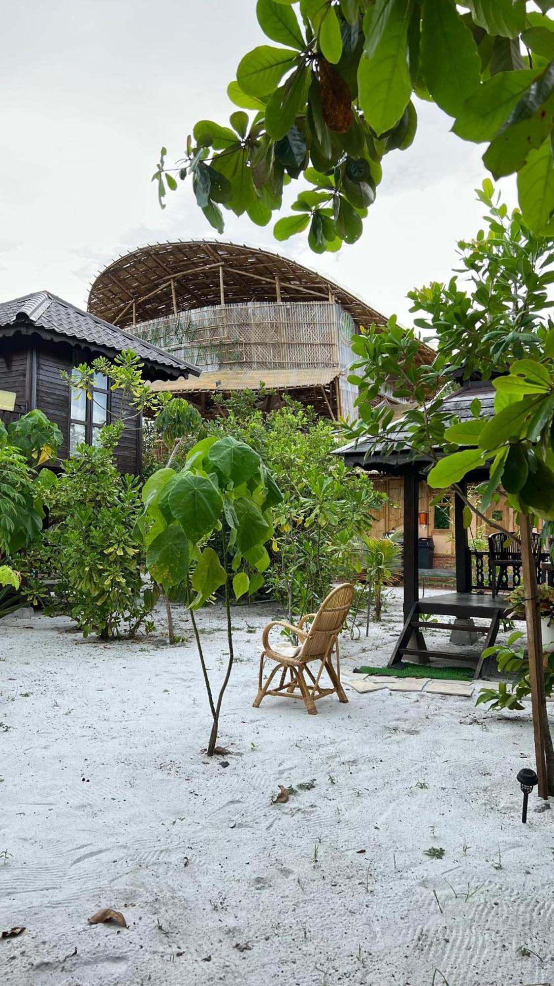 Golden Chenang Village パンタイ・サナング エクステリア 写真